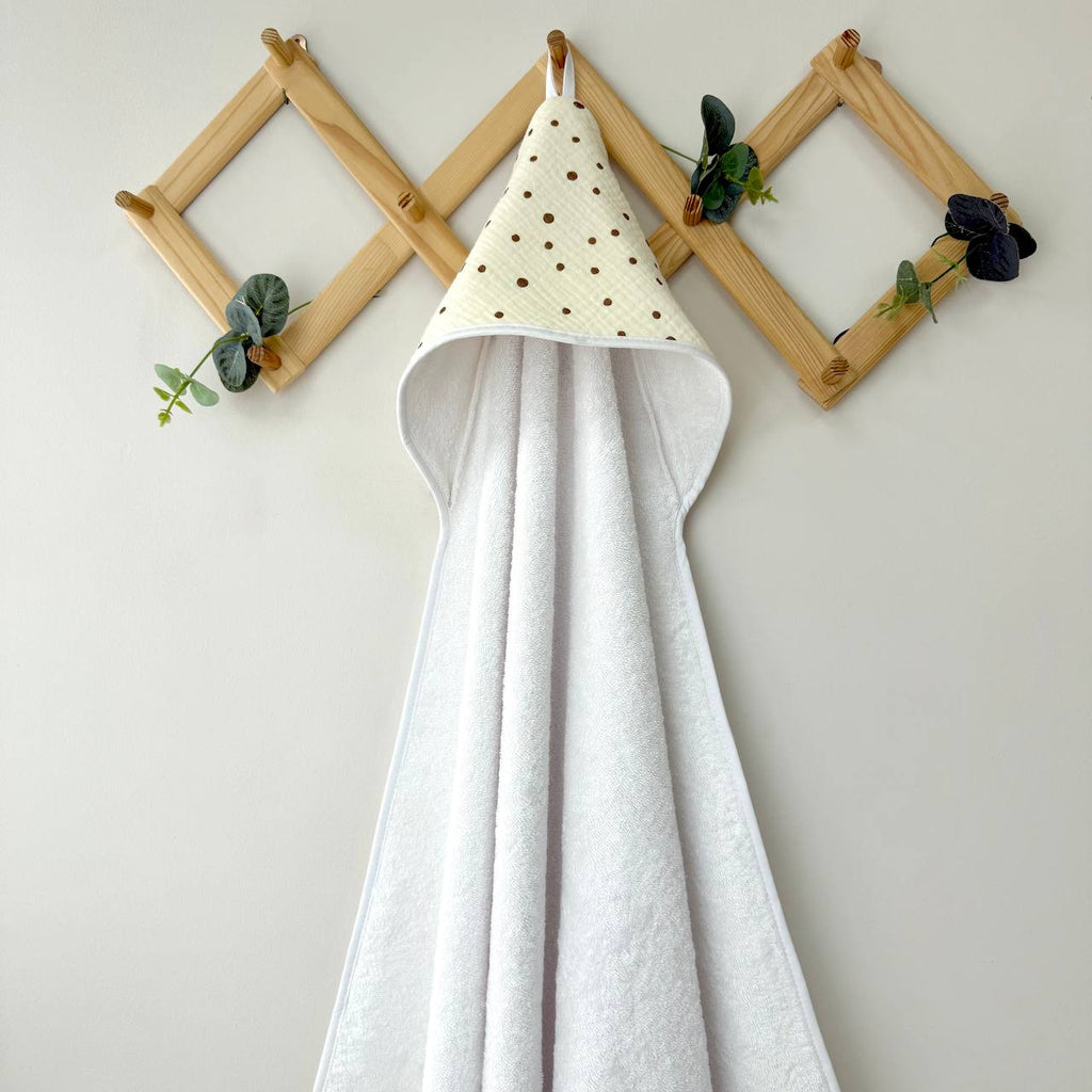 Froté uterák s kapucňou pre bábätko hnedé bodky na ivory, 80 × 100 cm
