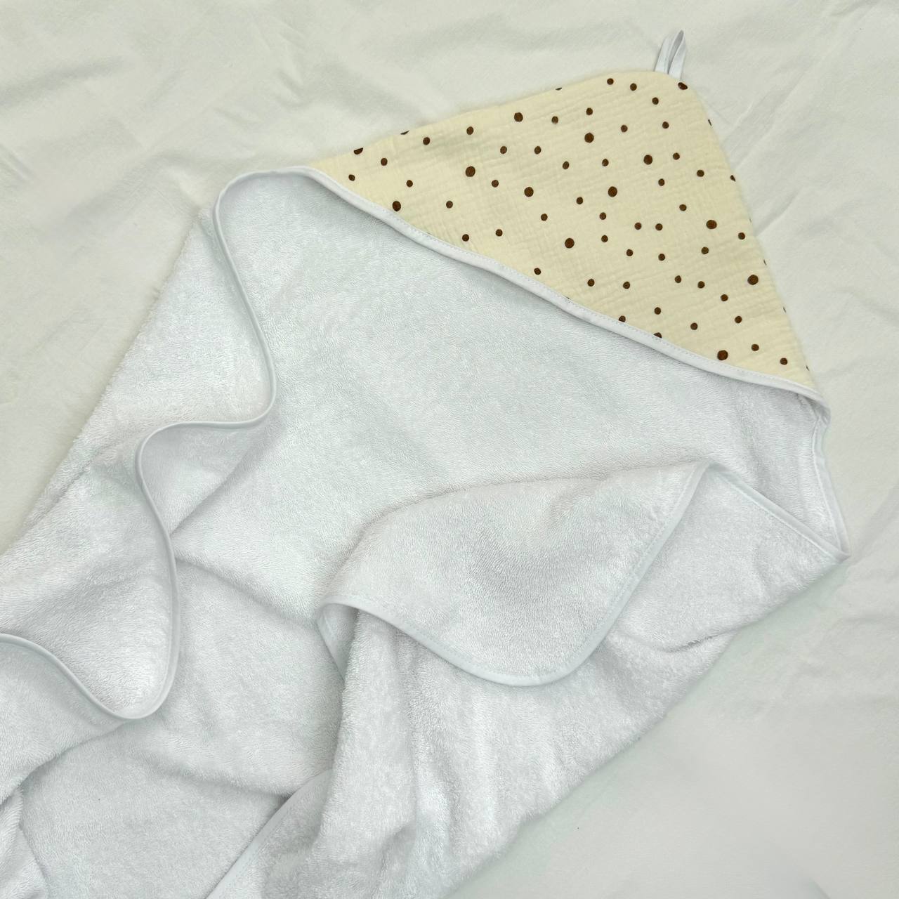 Froté uterák s kapucňou pre bábätko hnedé bodky na ivory, 80 × 100 cm