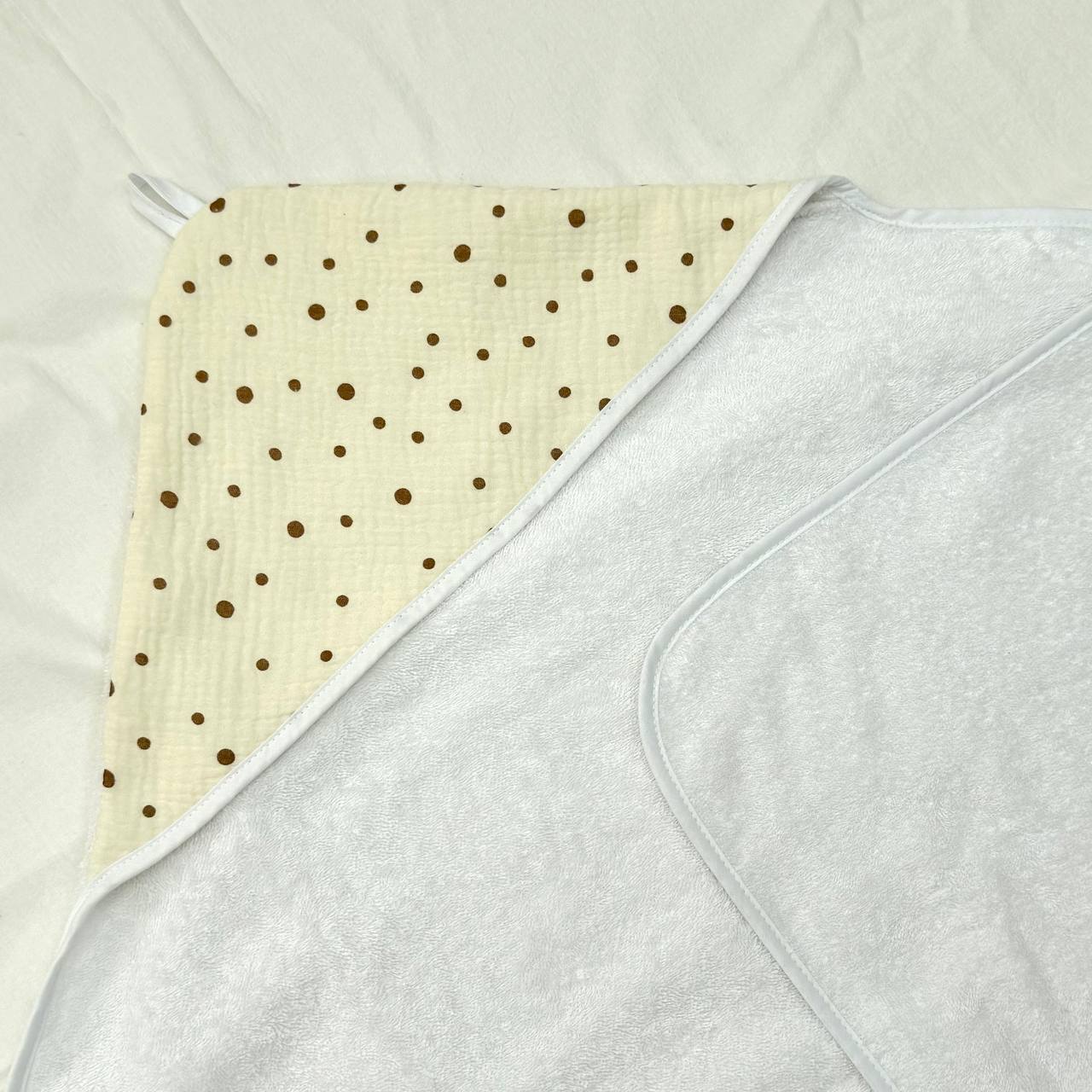 Froté uterák s kapucňou pre bábätko hnedé bodky na ivory, 80 × 100 cm