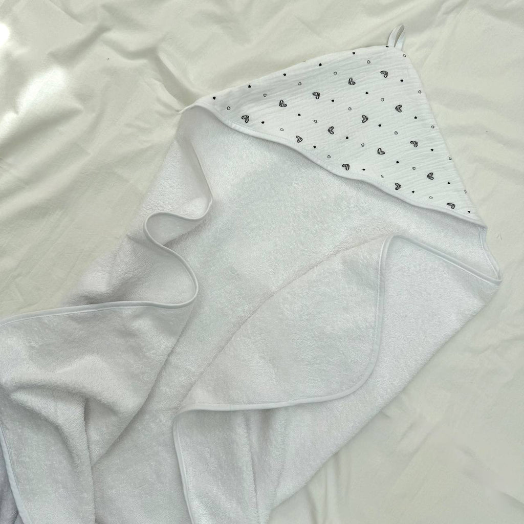 Froté uterák s kapucňou pre bábätko jemné maľované srdiečka na mliečnom, 80 × 100 cm