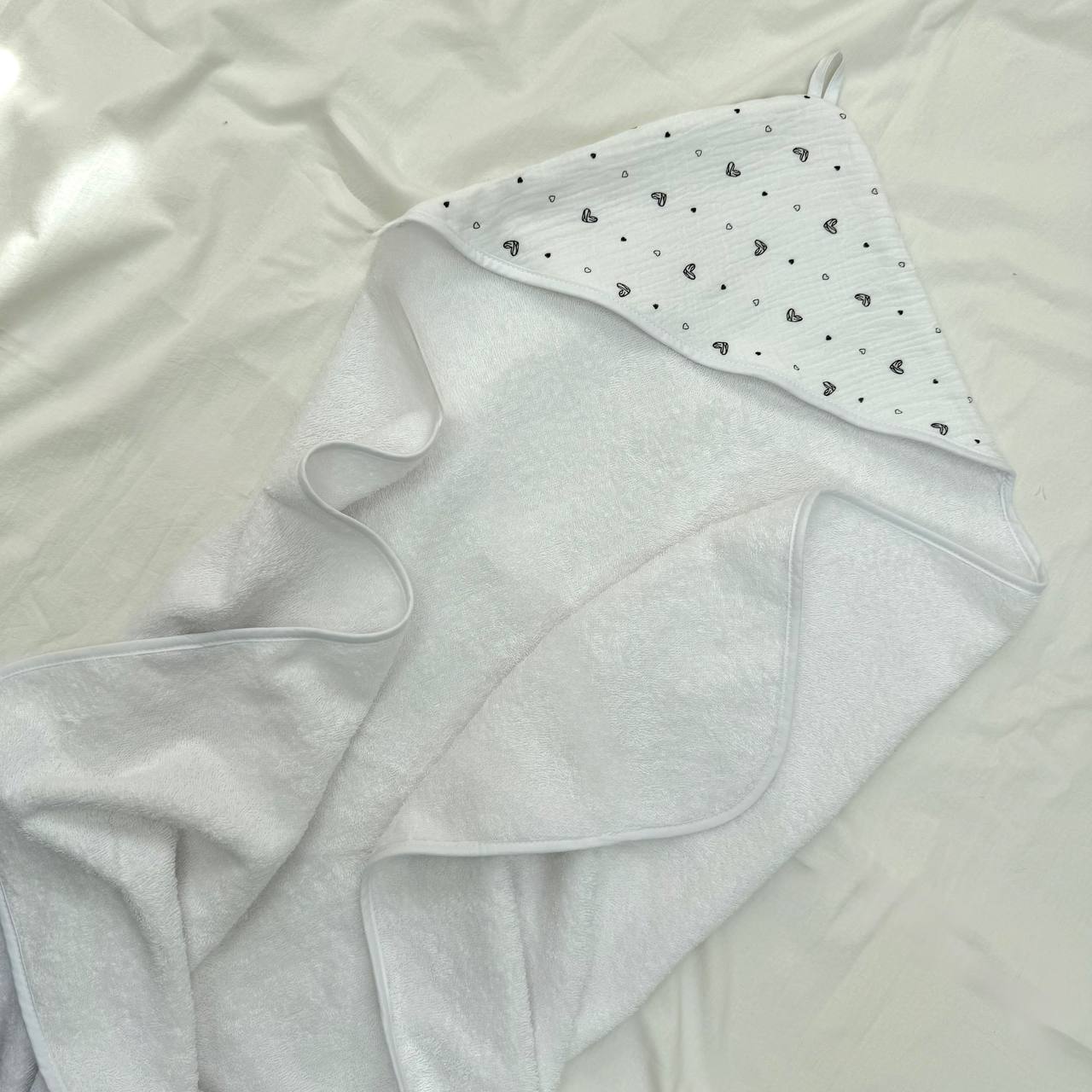 Froté uterák s kapucňou pre bábätko jemné maľované srdiečka na mliečnom, 80 × 100 cm