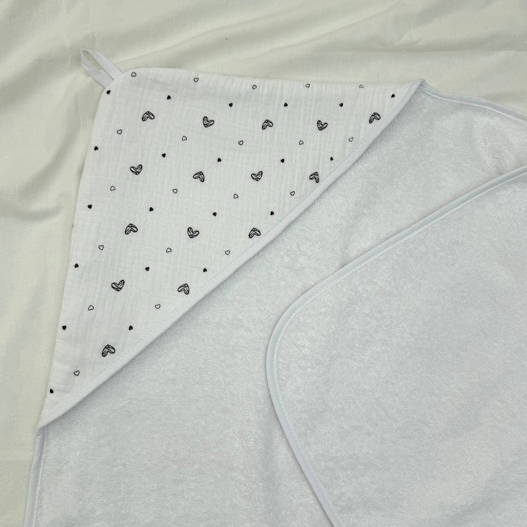 Froté uterák s kapucňou pre bábätko jemné maľované srdiečka na mliečnom, 80 × 100 cm