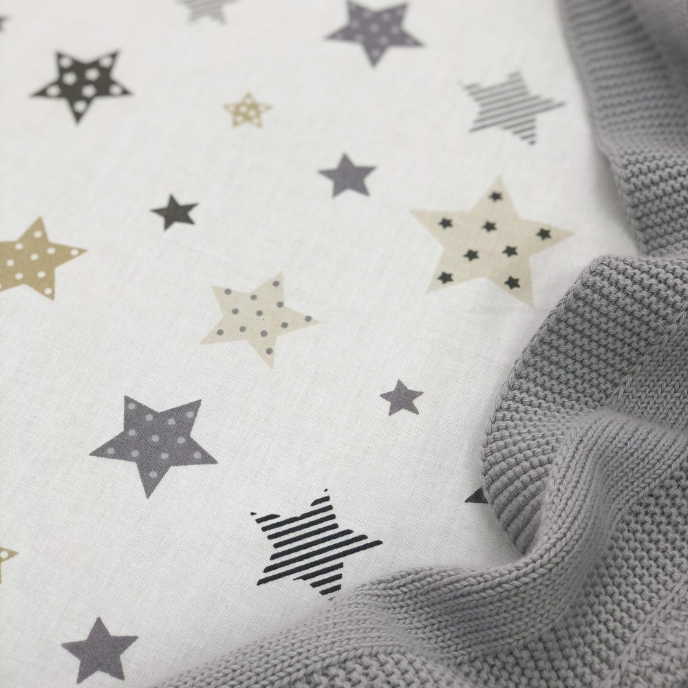 Detská plachta do postieľky Stars 70 × 70 cm – sivo-béžová