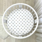 Detská plachta do postieľky 70 × 70 cm – srdiečka sivo-béžové
