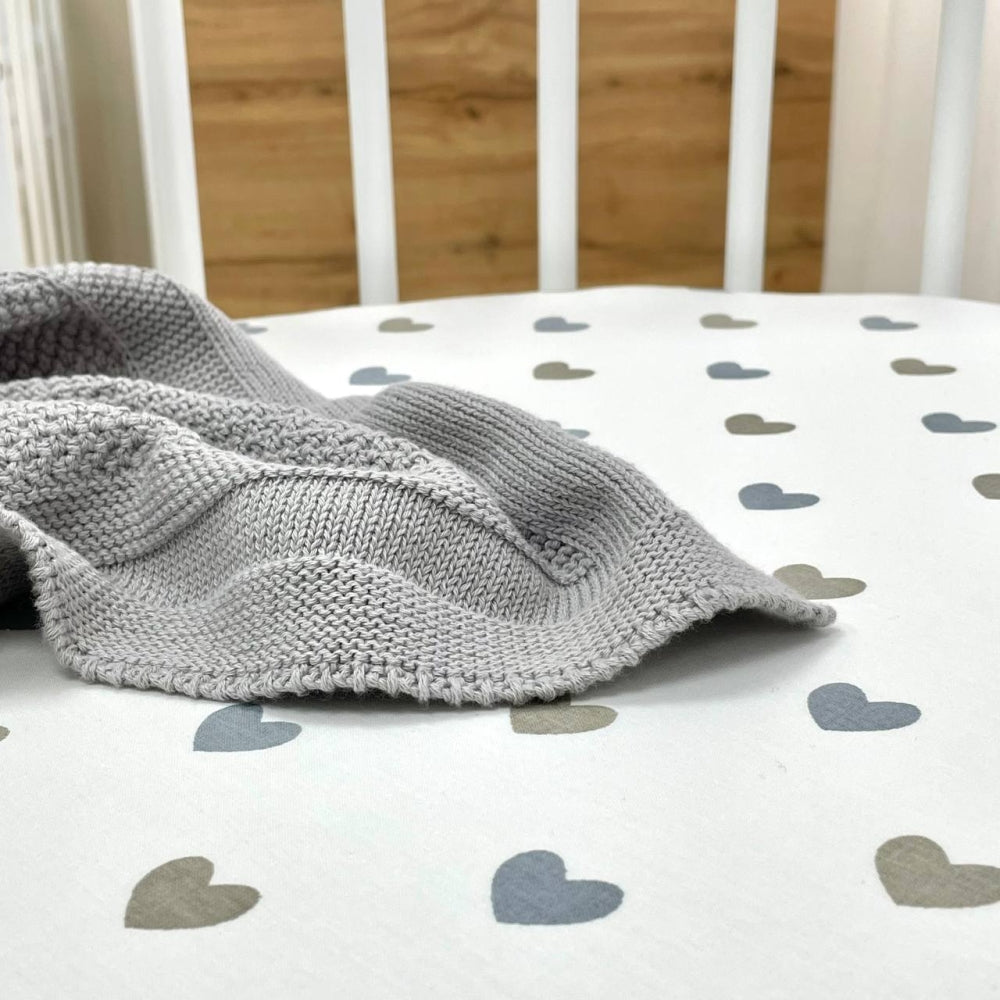 Detská plachta do postieľky 70 × 70 cm – srdiečka sivo-béžové