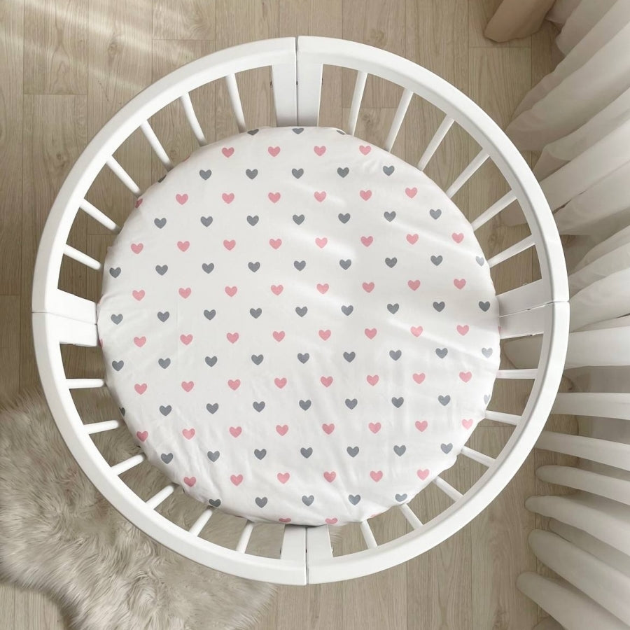 Detská plachta do postieľky 70 × 70 cm – srdiečka sivo-púdrové