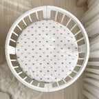 Detská plachta do postieľky 70 × 70 cm – srdiečka sivo-púdrové
