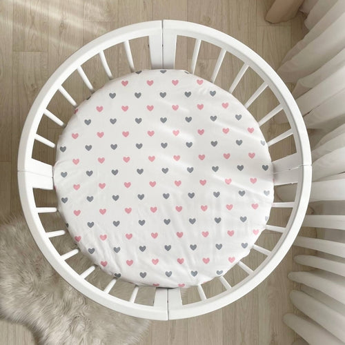 Detská plachta do postieľky 70 × 70 cm – srdiečka sivo-púdrové