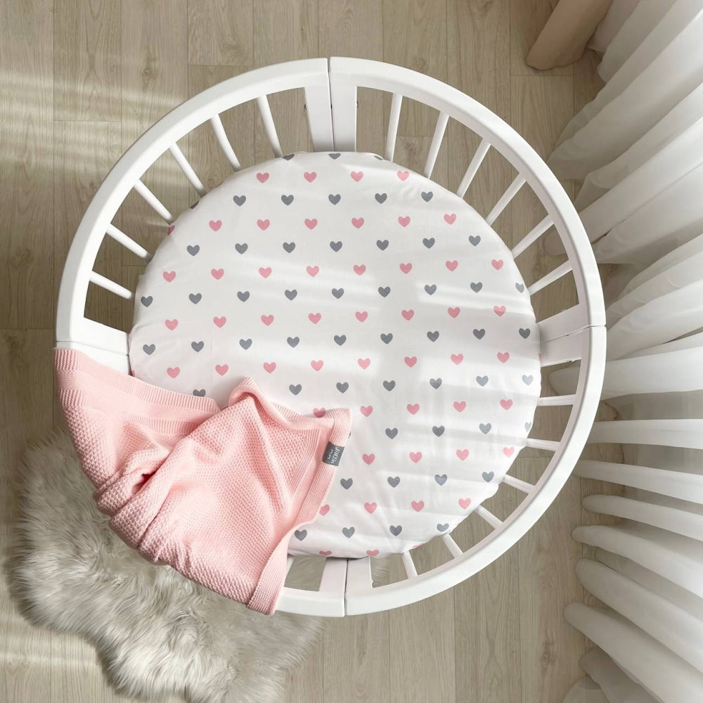 Detská plachta do postieľky 70 × 70 cm – srdiečka sivo-púdrové